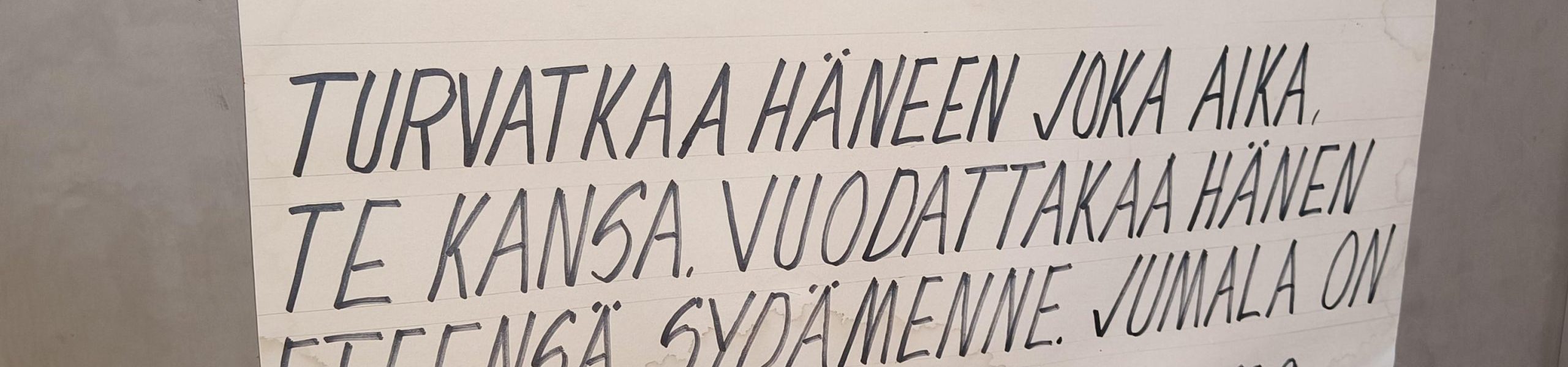 Koruttomat puitteet, retrohenkinen tunnelma ja vahva virren veisuu